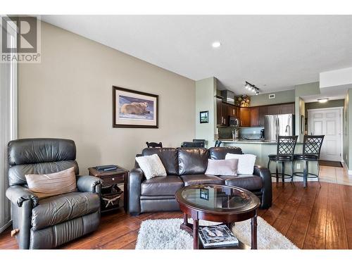 1088 Sunset Drive Unit# 442, Kelowna, BC - Indoor Photo Showing Living Room