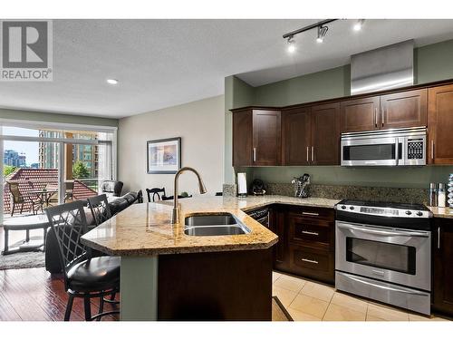 1088 Sunset Drive Unit# 442, Kelowna, BC - Indoor Photo Showing Kitchen With Double Sink