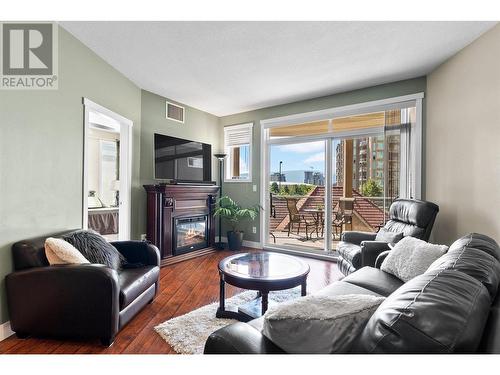 1088 Sunset Drive Unit# 442, Kelowna, BC - Indoor Photo Showing Living Room With Fireplace