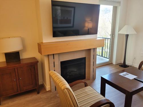 4200 Lakeshore Drive Unit# 244, Osoyoos, BC - Indoor Photo Showing Living Room With Fireplace