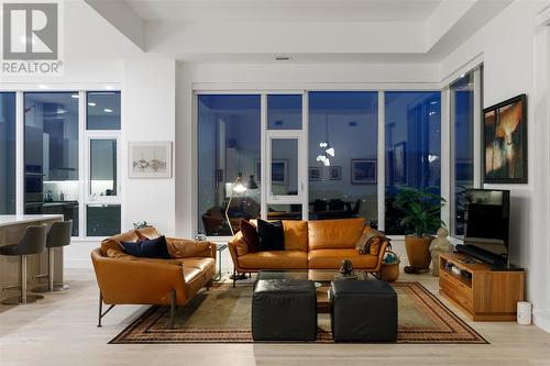1588 Ellis Street Unit# Ph1, Kelowna, BC - Indoor Photo Showing Living Room