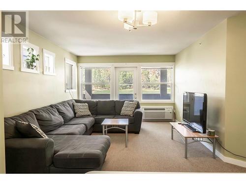 1481 Glenmore Road N Unit# 301, Kelowna, BC - Indoor Photo Showing Living Room