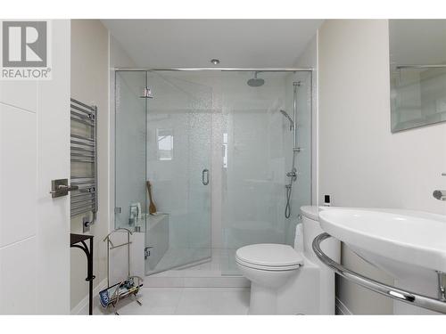 1151 Sunset Drive Unit# 1902, Kelowna, BC - Indoor Photo Showing Bathroom