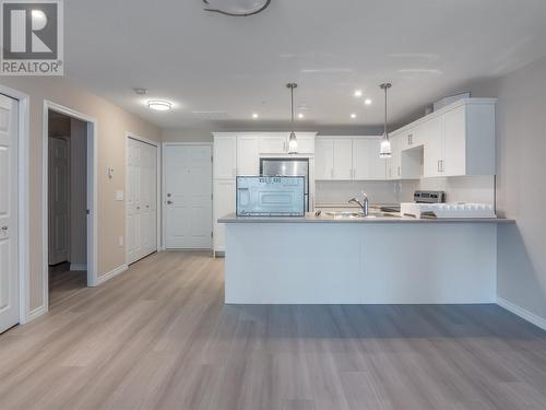 3362 Skaha Lake Road Unit# 504, Penticton, BC - Indoor Photo Showing Kitchen