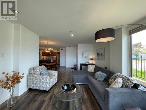 250 Marina Way Unit# 101, Penticton, BC - Indoor Photo Showing Living Room