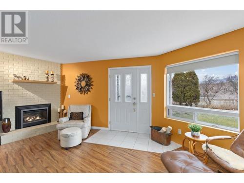 535 Curtis Road, Kelowna, BC - Indoor Photo Showing Living Room With Fireplace