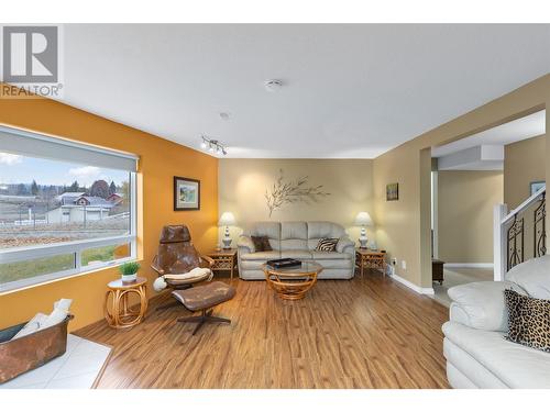 535 Curtis Road, Kelowna, BC - Indoor Photo Showing Living Room