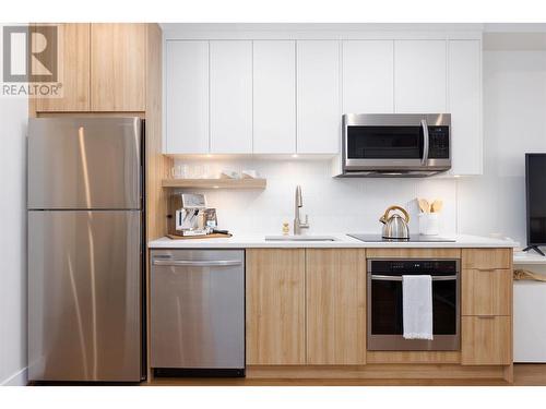 1280 Sutherland Avenue Unit# 204, Kelowna, BC - Indoor Photo Showing Kitchen