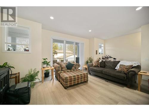 1275 Brookside Avenue Unit# 3, Kelowna, BC - Indoor Photo Showing Living Room