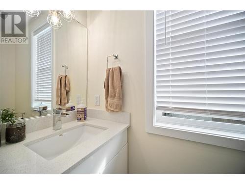 1275 Brookside Avenue Unit# 2, Kelowna, BC - Indoor Photo Showing Bathroom
