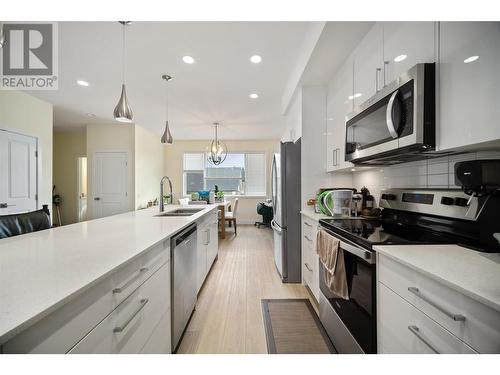 1275 Brookside Avenue Unit# 2, Kelowna, BC - Indoor Photo Showing Kitchen With Double Sink With Upgraded Kitchen