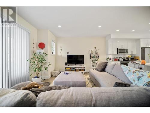 1275 Brookside Avenue Unit# 2, Kelowna, BC - Indoor Photo Showing Living Room