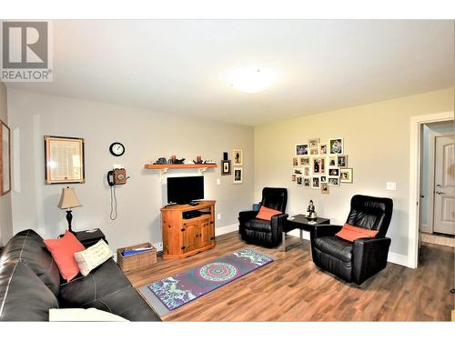 129 Deer Street, Vernon, BC - Indoor Photo Showing Living Room