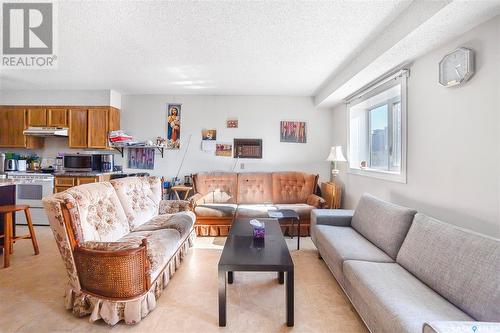 401 405 5Th Avenue N, Saskatoon, SK - Indoor Photo Showing Living Room