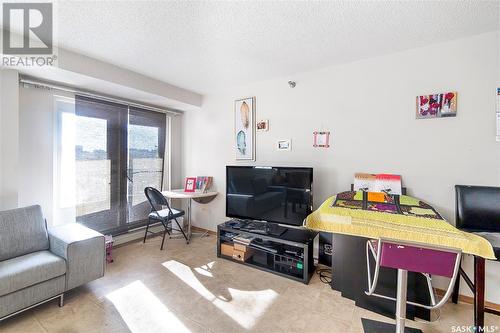 401 405 5Th Avenue N, Saskatoon, SK - Indoor Photo Showing Living Room
