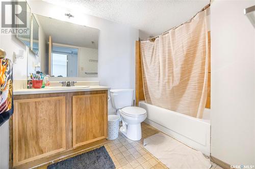 401 405 5Th Avenue N, Saskatoon, SK - Indoor Photo Showing Bathroom