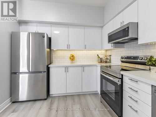 #309 -1 Clairtrell Rd, Toronto, ON - Indoor Photo Showing Kitchen With Upgraded Kitchen