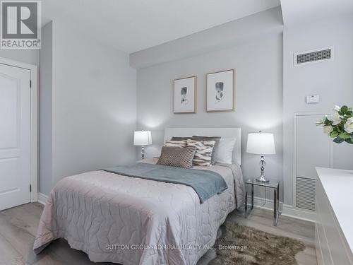 #309 -1 Clairtrell Rd, Toronto, ON - Indoor Photo Showing Bedroom