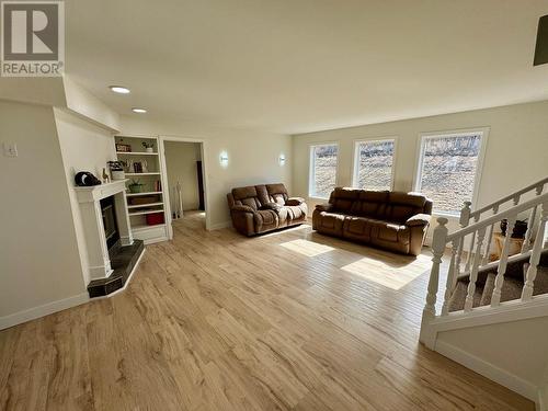 13033 221 Road, Dawson Creek, BC - Indoor Photo Showing Living Room