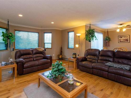 1414 Vella Road, Salmon Arm, BC - Indoor Photo Showing Living Room