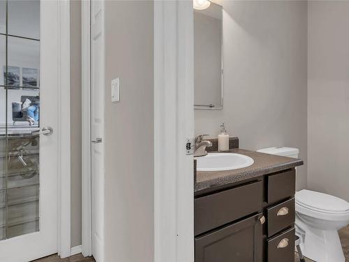 710 Vance Avenue, Kelowna, BC - Indoor Photo Showing Bathroom