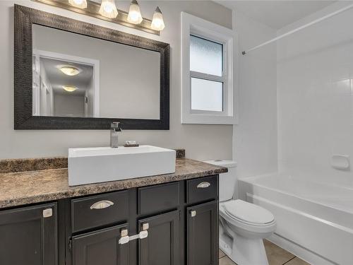 710 Vance Avenue, Kelowna, BC - Indoor Photo Showing Bathroom