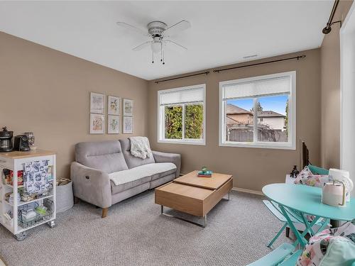710 Vance Avenue, Kelowna, BC - Indoor Photo Showing Living Room