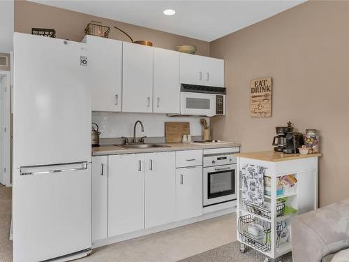 710 Vance Avenue, Kelowna, BC - Indoor Photo Showing Kitchen
