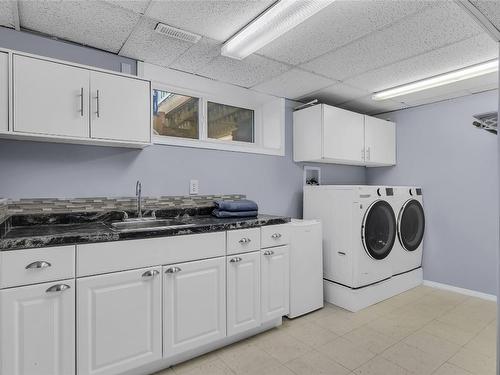 710 Vance Avenue, Kelowna, BC - Indoor Photo Showing Laundry Room