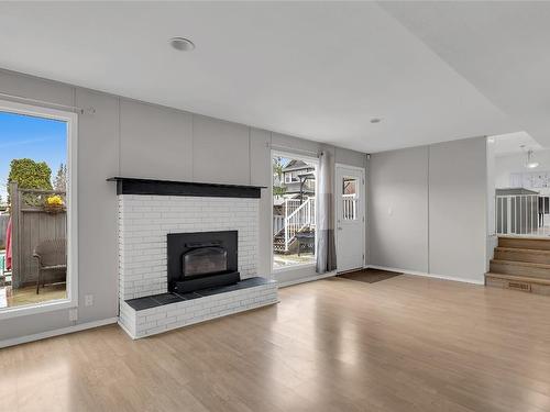 710 Vance Avenue, Kelowna, BC - Indoor Photo Showing Living Room With Fireplace
