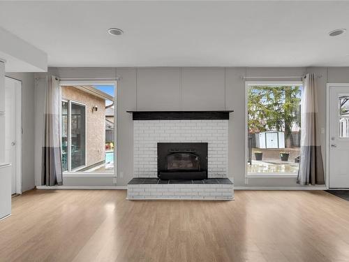 710 Vance Avenue, Kelowna, BC - Indoor Photo Showing Living Room With Fireplace