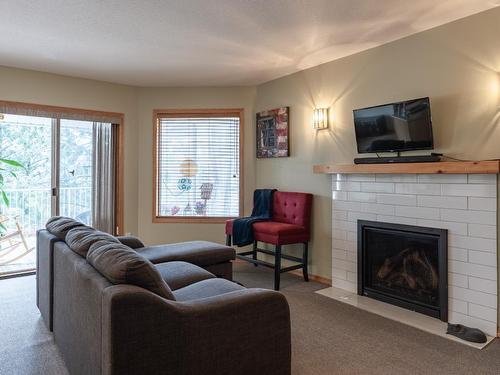 3349 Sundance Drive, West Kelowna, BC - Indoor Photo Showing Living Room With Fireplace