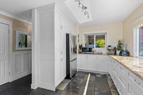 3668 Luxmoore Road, Kelowna, BC - Indoor Photo Showing Kitchen