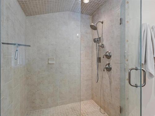 3668 Luxmoore Road, Kelowna, BC - Indoor Photo Showing Bathroom