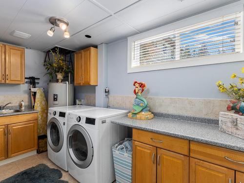 3668 Luxmoore Road, Kelowna, BC - Indoor Photo Showing Laundry Room