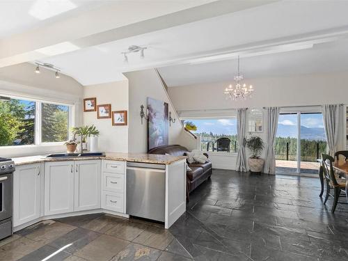 3668 Luxmoore Road, Kelowna, BC - Indoor Photo Showing Kitchen