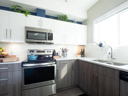 207-3409 28 Avenue, Vernon, BC - Indoor Photo Showing Kitchen With Double Sink With Upgraded Kitchen