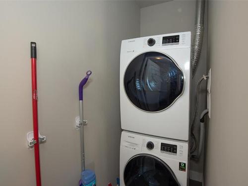 207-3409 28 Avenue, Vernon, BC - Indoor Photo Showing Laundry Room