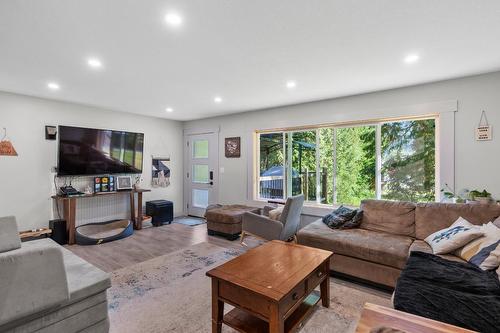 2466 Cunningham Road, Castlegar, BC - Indoor Photo Showing Living Room