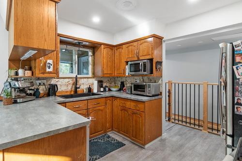2466 Cunningham Road, Castlegar, BC - Indoor Photo Showing Kitchen