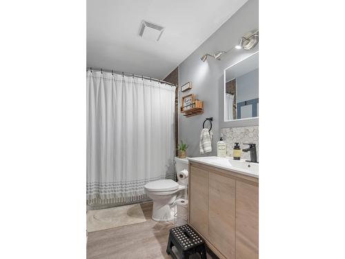 2466 Cunningham Road, Castlegar, BC - Indoor Photo Showing Bathroom