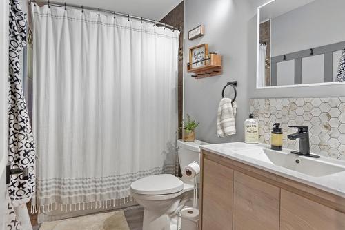 2466 Cunningham Road, Castlegar, BC - Indoor Photo Showing Bathroom