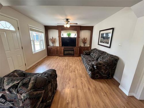 495 Auburn Crescent, Princeton, BC - Indoor Photo Showing Living Room