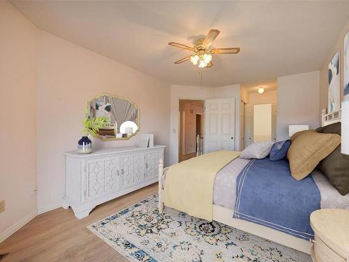 25-2200 Gordon Drive, Kelowna, BC - Indoor Photo Showing Bedroom