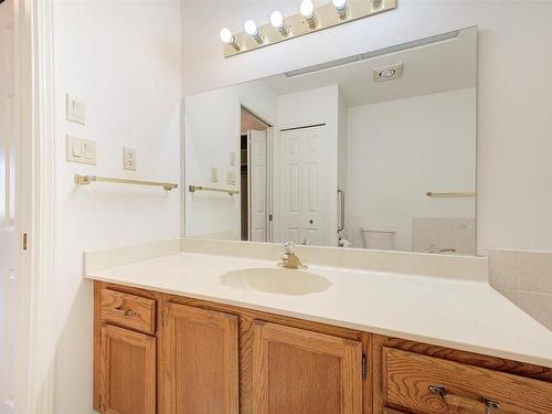 25-2200 Gordon Drive, Kelowna, BC - Indoor Photo Showing Bathroom