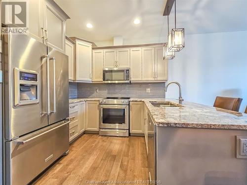 109 Cottage Place, Chatham, ON - Indoor Photo Showing Kitchen With Double Sink With Upgraded Kitchen