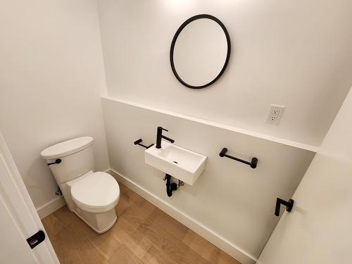 A - 516 Robson Street, Nelson, BC - Indoor Photo Showing Bathroom