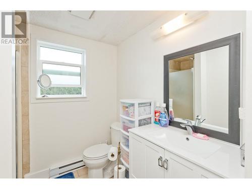 453 Merrifield Road, Kelowna, BC - Indoor Photo Showing Bathroom