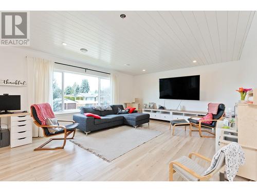 453 Merrifield Road, Kelowna, BC - Indoor Photo Showing Living Room