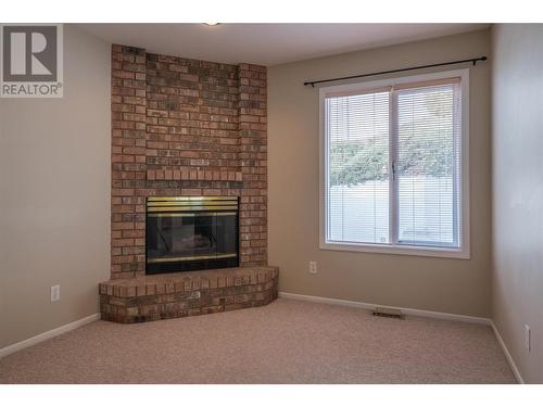 1220 25 Avenue Unit# 49, Vernon, BC - Indoor Photo Showing Living Room With Fireplace